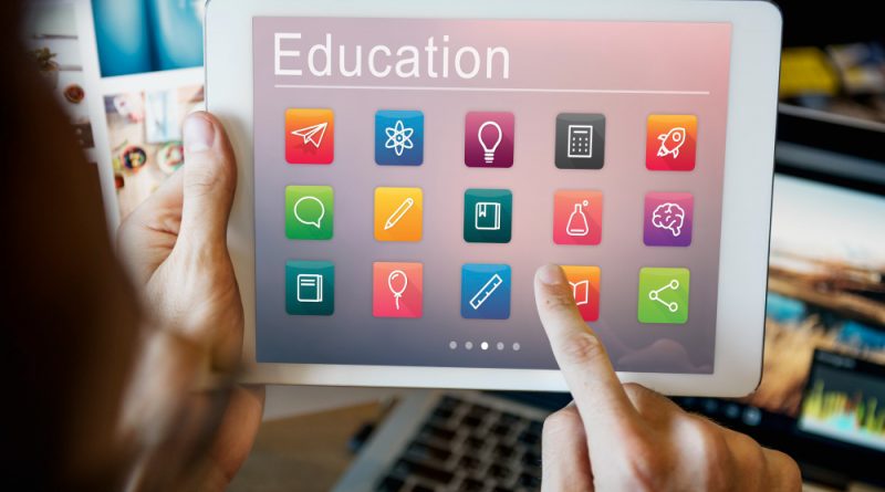 une personne utilise une plateforme éducative sur une tablettte