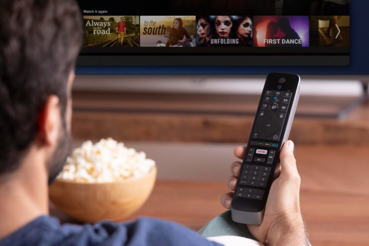 homme qui regarde la télé avec des popcorns