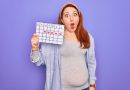 femme enceinte le visage choqué tenant un calendrier