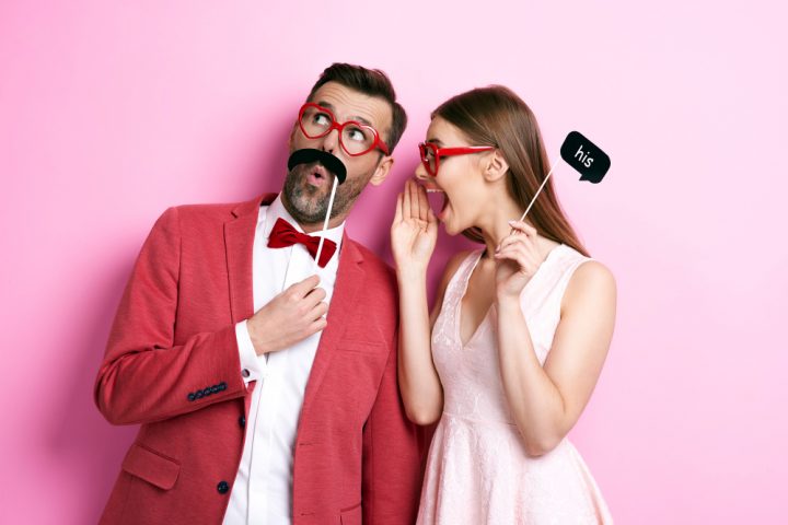 un homme faisant rire pour séduire une femme