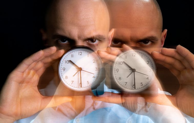 image dédoublé d'un homme tenant une horloge