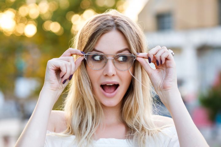 une femme portant des lunettes
