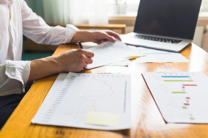 une personne travaillant dans le controle de gestion